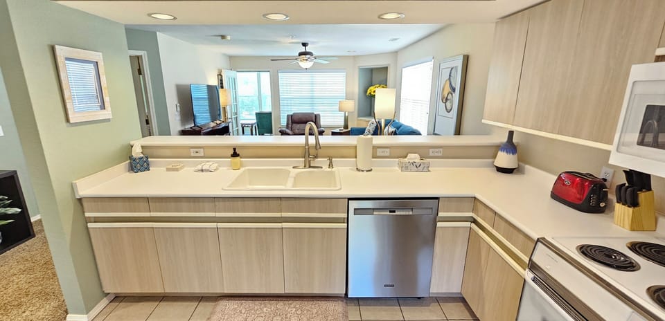 Huge, beautiful kitchen, fully stocked with all the comforts of home!