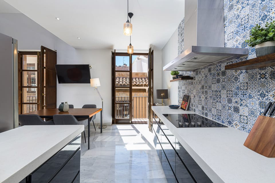Full-size fridge, microwave, oven, stovetop