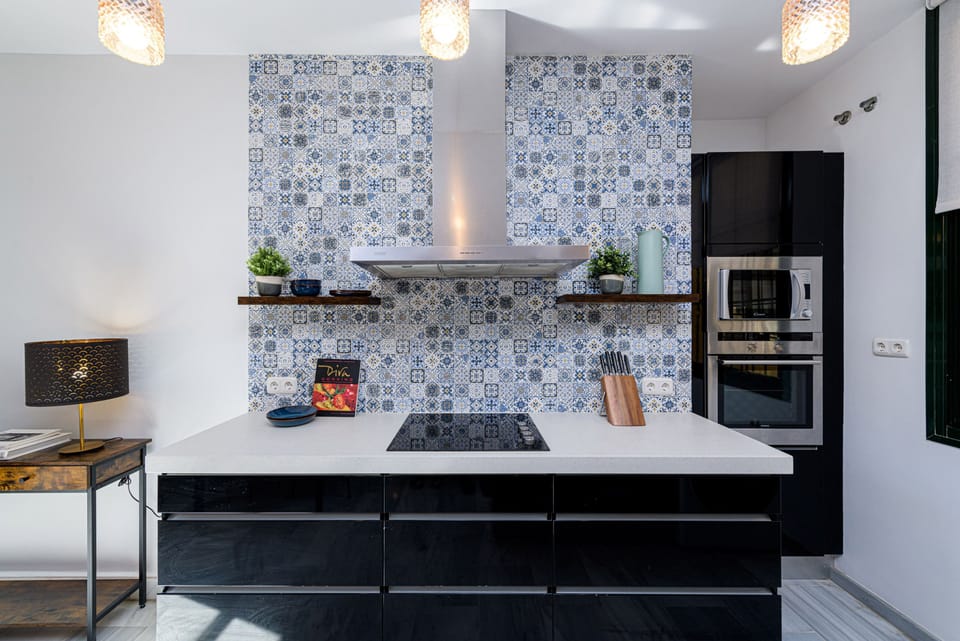 Full-size fridge, microwave, oven, stovetop