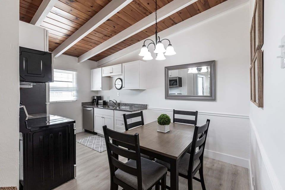 08 Dining Area