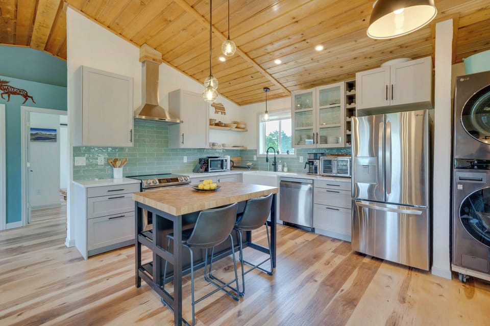 Kitchen | Drip Coffee Pot | Toaster Oven/Air Fryer | Washer & Dryer