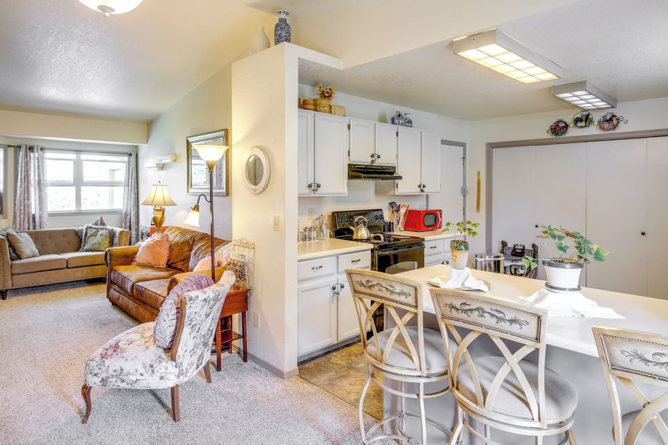 Living Room/Kitchen | Central Heating | Open Floor Plan | Free WiFi