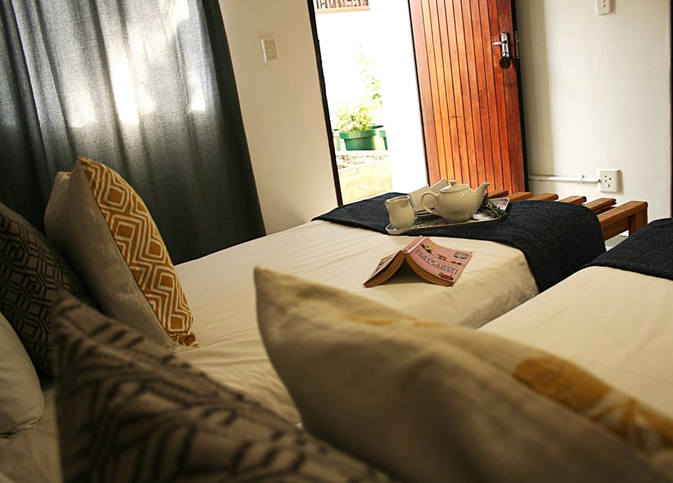 Standard Twin Room, Courtyard View | Desk, laptop workspace, WiFi (free), bed sheets