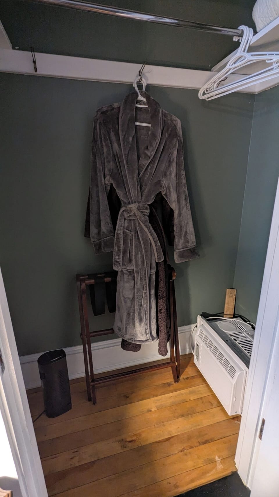 Deluxe Room | Bathroom amenities | Combined shower/tub, free toiletries, hair dryer, bathrobes