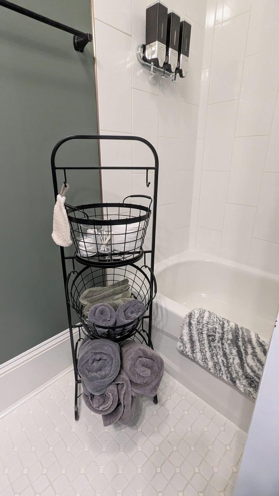 Deluxe Room | Bathroom amenities | Combined shower/tub, free toiletries, hair dryer, bathrobes