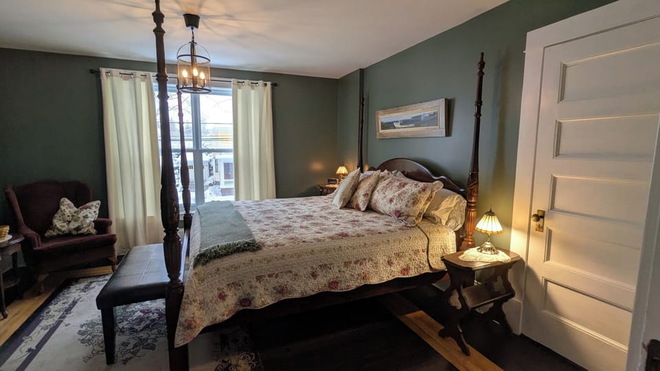 Deluxe Room | Down comforters, in-room safe, individually decorated, free WiFi
