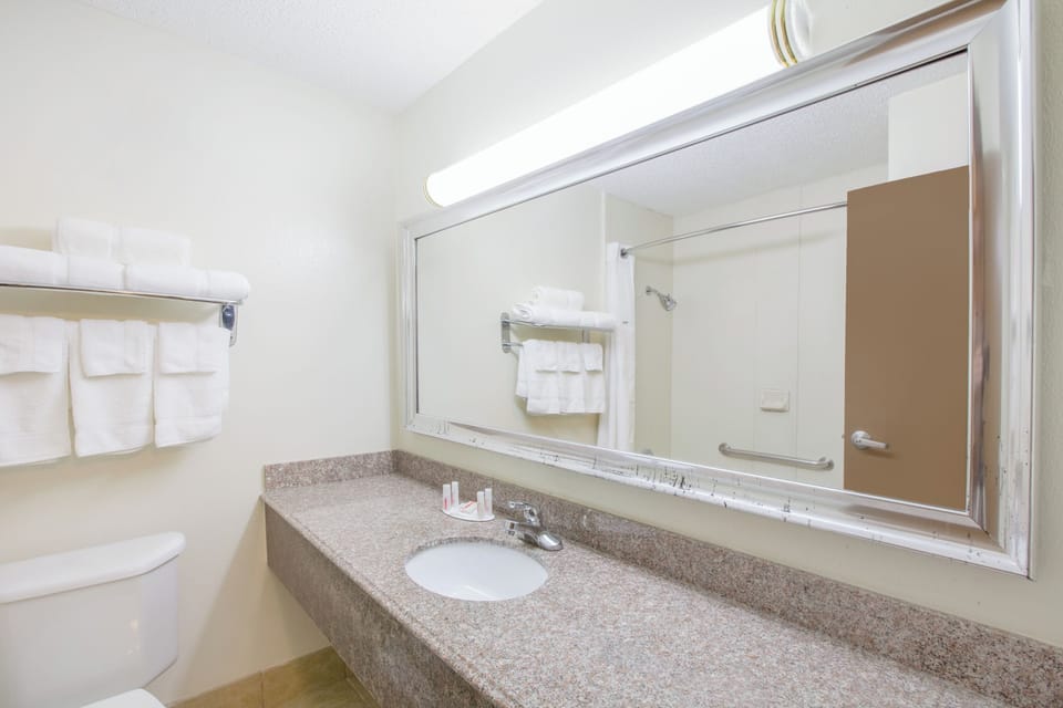 Comfort Single Room | Bathroom | Hair dryer, towels, soap, shampoo