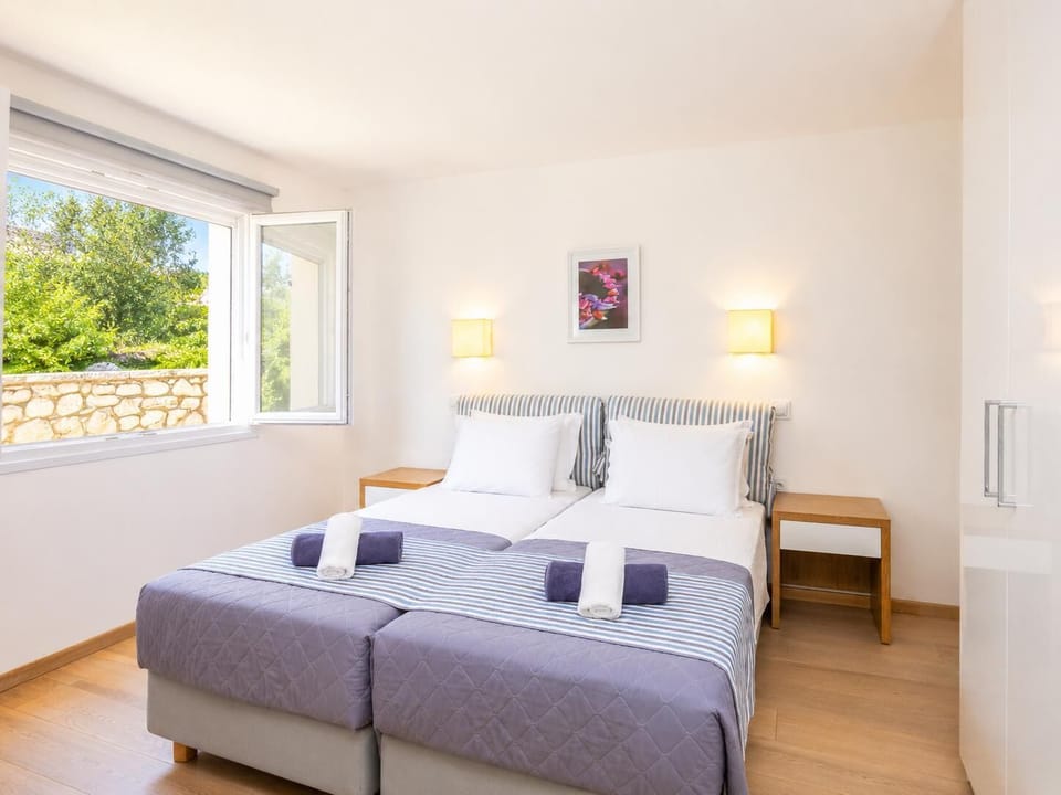Twin bedroom with A/C