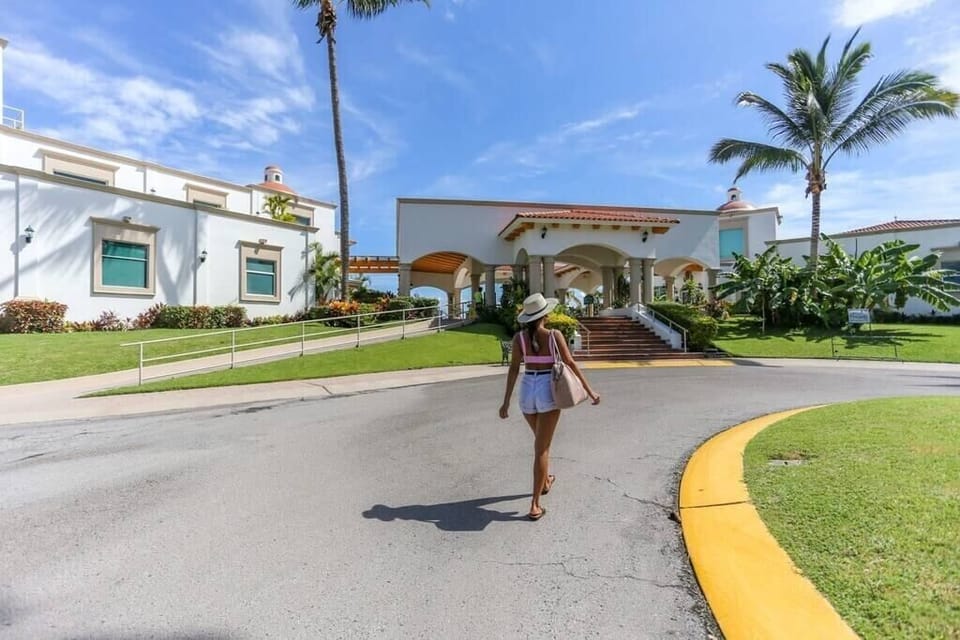 Club House donde podrás desayunar y disfrutar de actividades a costo preferencial / Club House where you can have breakfast and enjoy activities at a preferential price