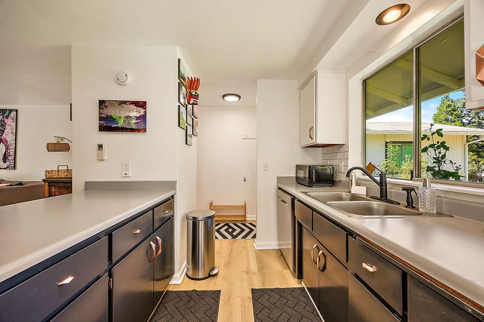 Family House, Kitchen, Garden View | Private kitchen | Full-size fridge, microwave, oven, stovetop