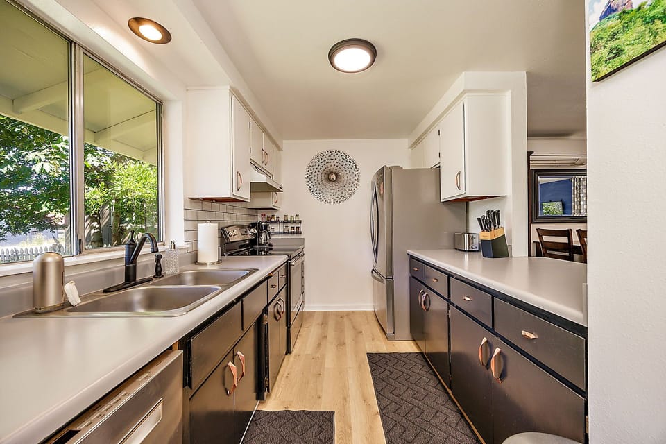 Family House, Kitchen, Garden View | Private kitchen | Full-size fridge, microwave, oven, stovetop