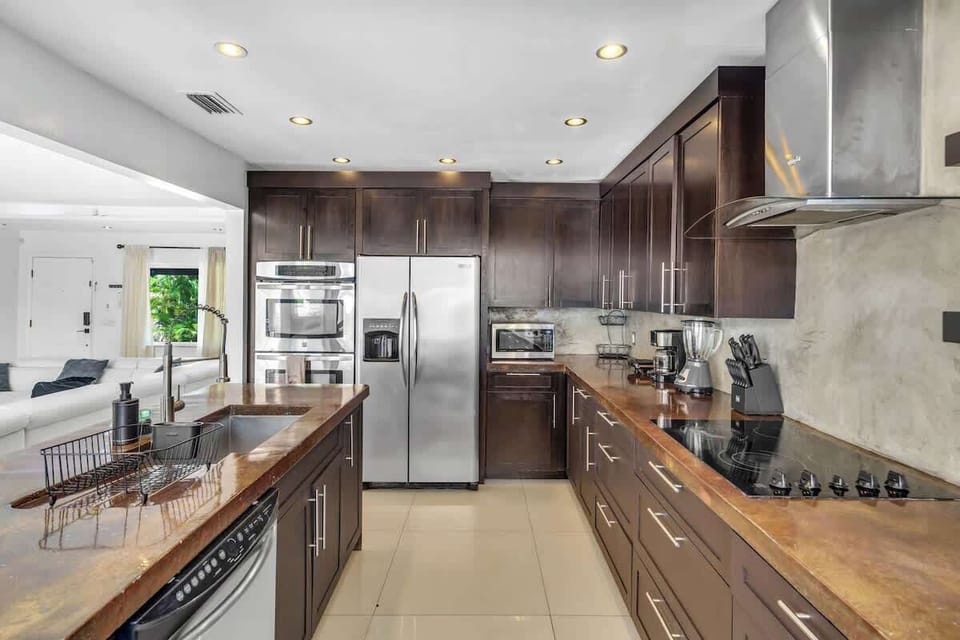  “Modern kitchen with stainless steel appliances, cozy dining space, and open layout—perfect for your next vacation rental stay! Cook family meals or relax in this fully equipped Airbnb home designed for comfort and convenience.” ✨