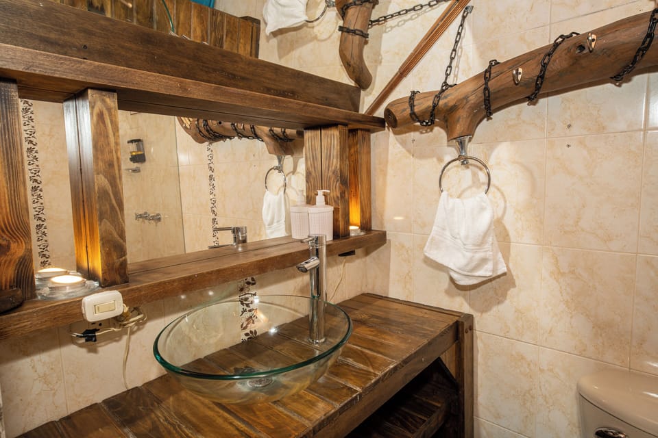 Elite Double Room | Bathroom | Shower, rainfall showerhead, free toiletries, towels