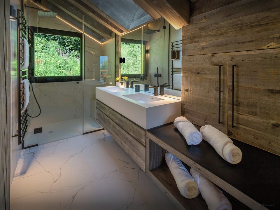 Shower room - Bedroom 1