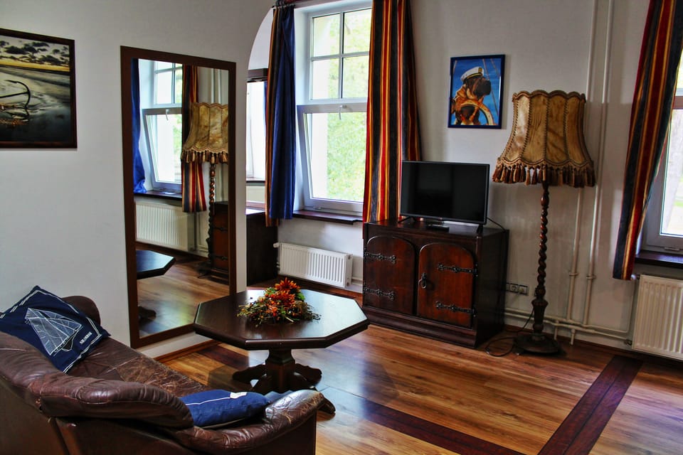 Suite, 1 Double Bed | In-room safe, desk, iron/ironing board, free cribs/infant beds