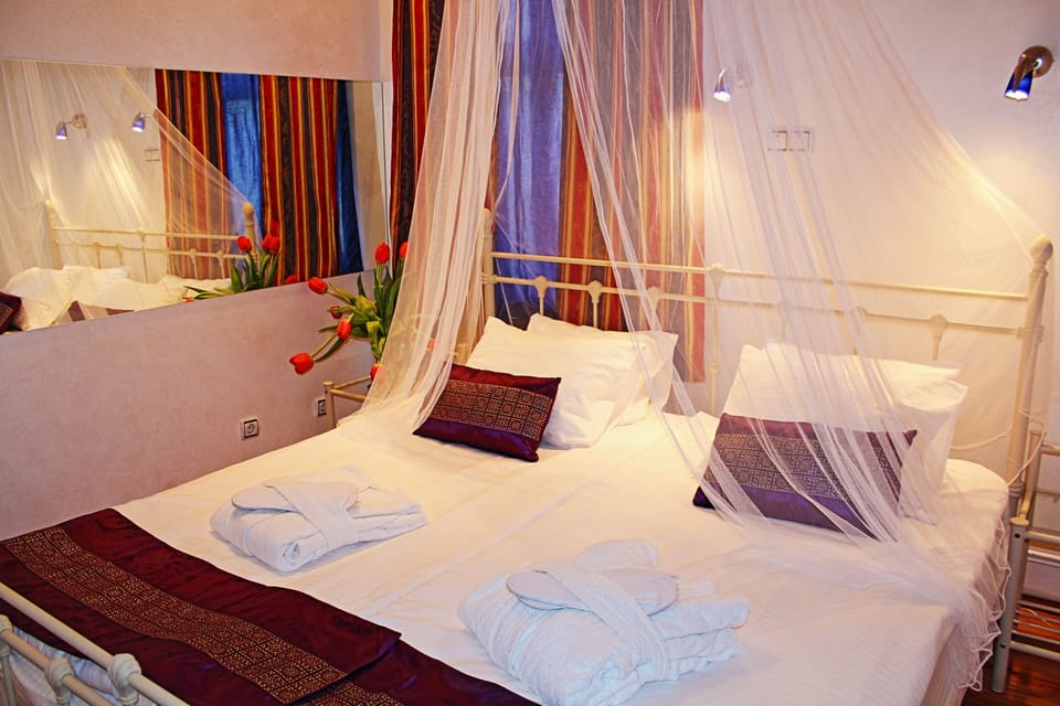 Suite, 1 Double Bed | In-room safe, desk, iron/ironing board, free cribs/infant beds