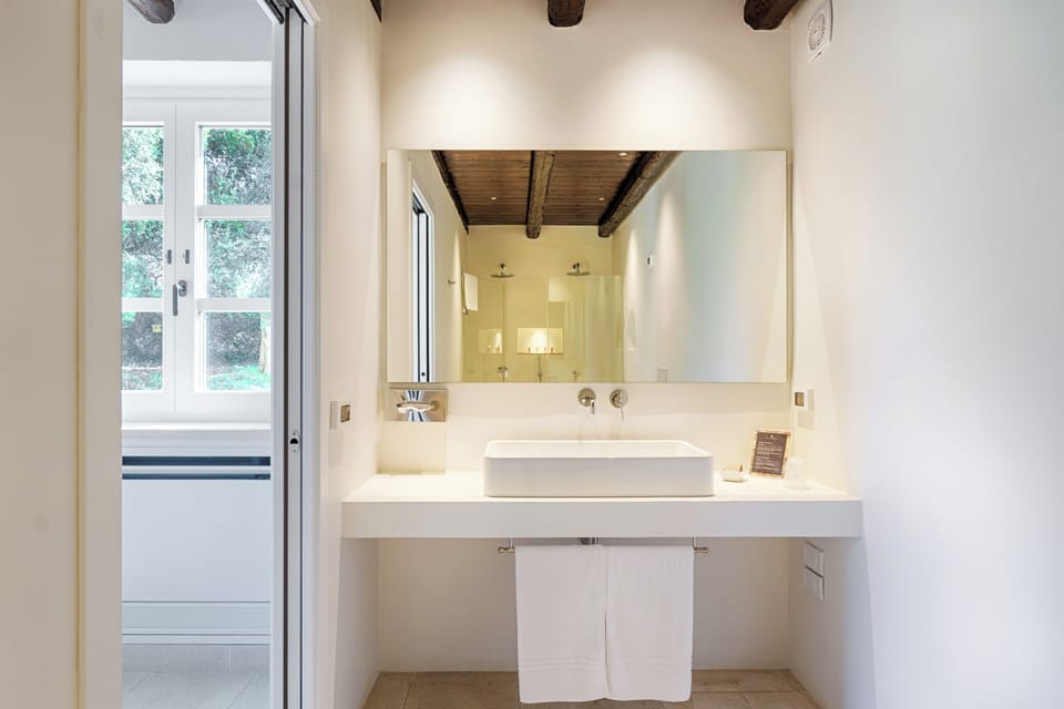 Deluxe Double Room | Bathroom | Shower, free toiletries, hair dryer, bidet