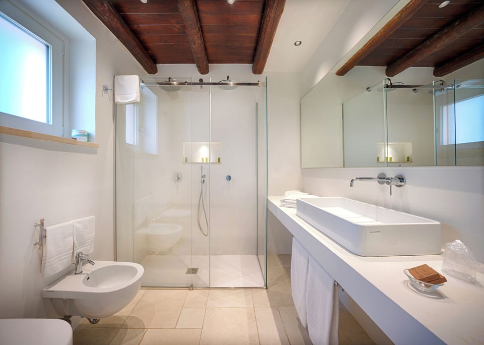 Junior Duplex | Bathroom | Shower, free toiletries, hair dryer, bidet