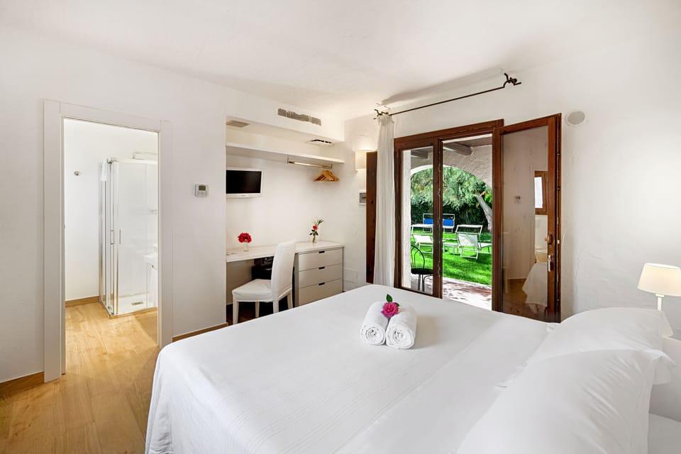 Minibar, in-room safe, desk, free WiFi