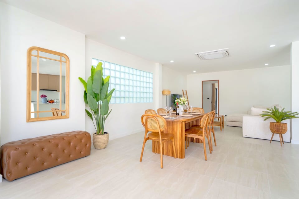Exclusive Villa, 4 Bedrooms, Pool View | In-room dining