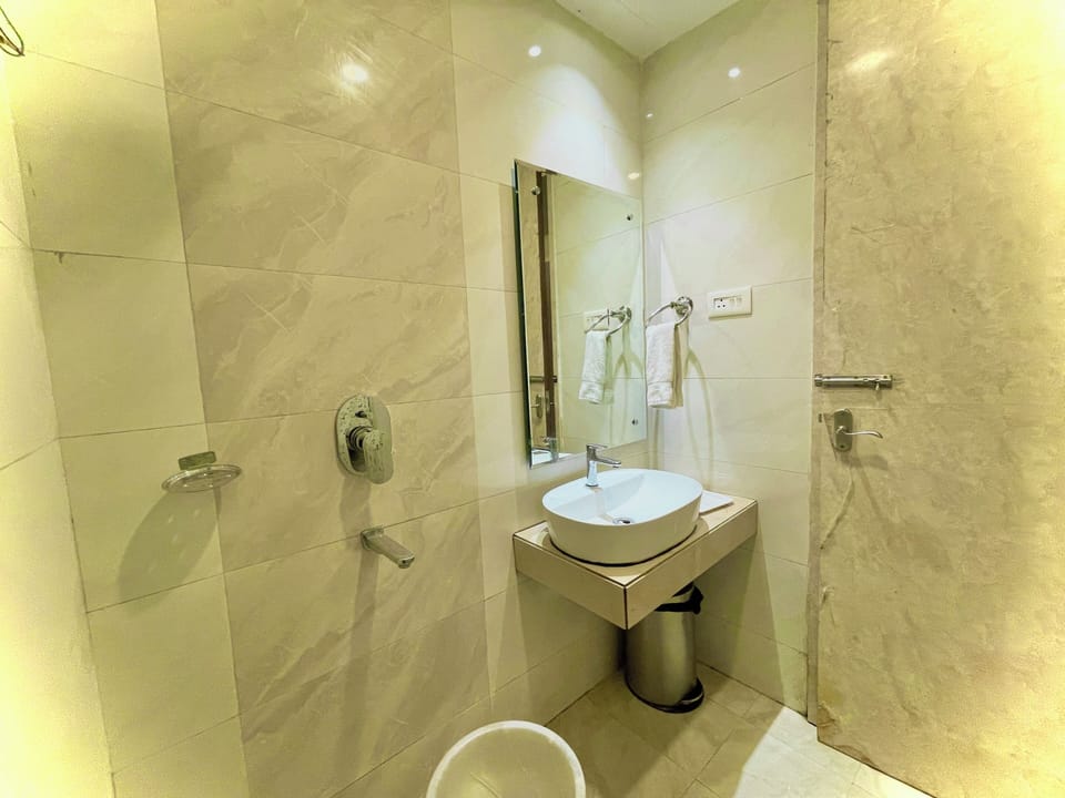 Deluxe Room | Bathroom | Shower, rainfall showerhead, bidet, towels