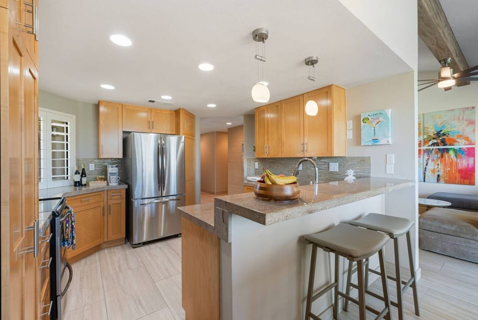 Kitchen and Breakfast Counter
