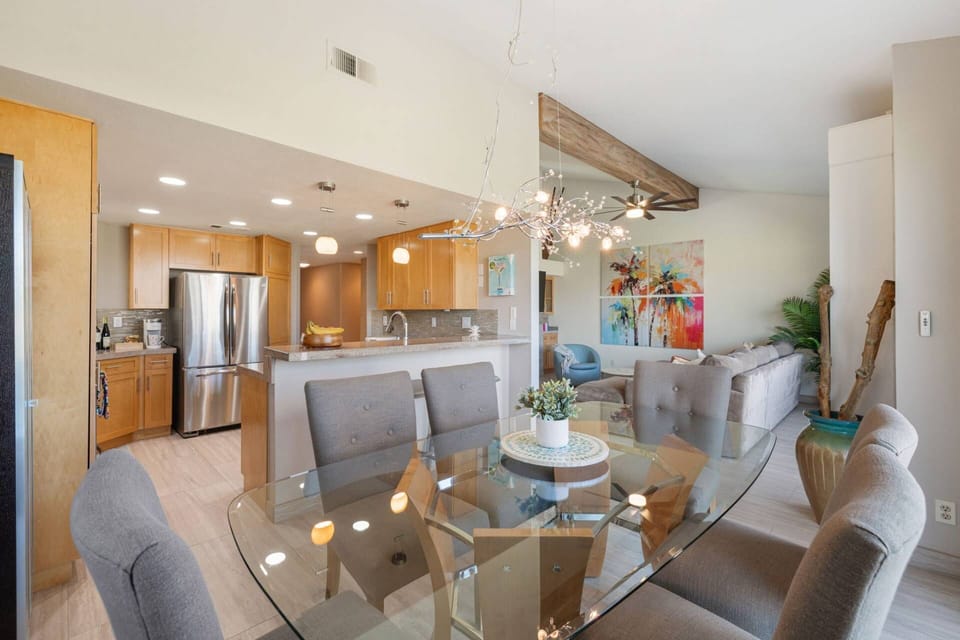 Bright Dining Room! Seats Six!