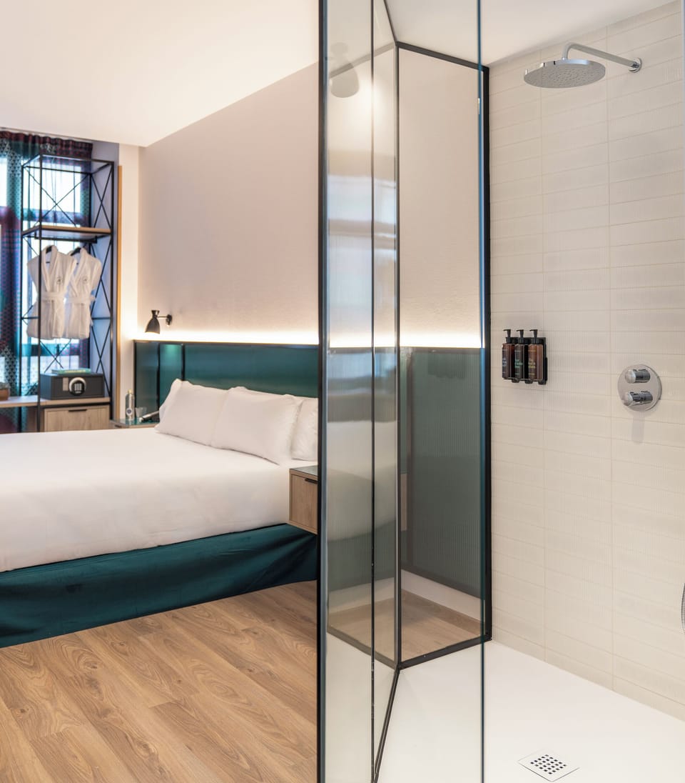 Classic Room | Down comforters, minibar, in-room safe, desk