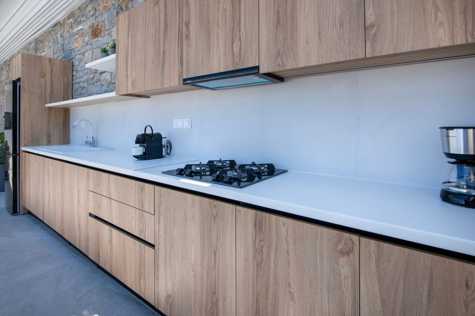 A dream outdoor kitchen, fully equipped.