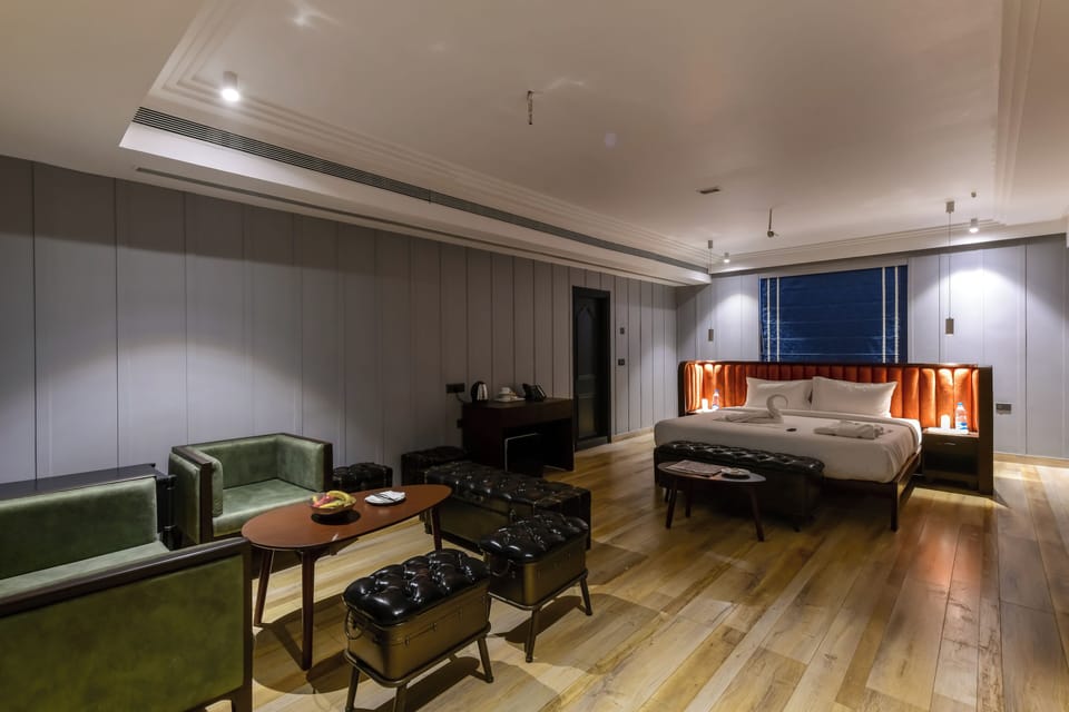 Suite room | Desk, laptop workspace, iron/ironing board (on request)