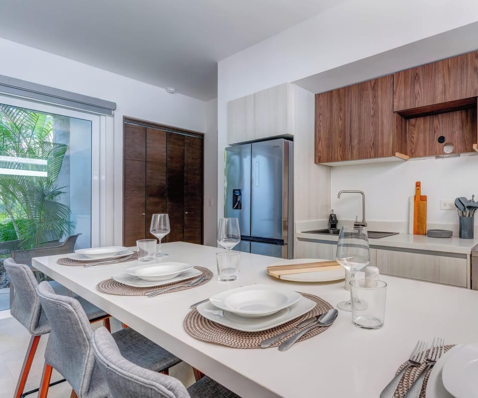 Savor a delicious home-cooked meal at the stylish breakfast bar.