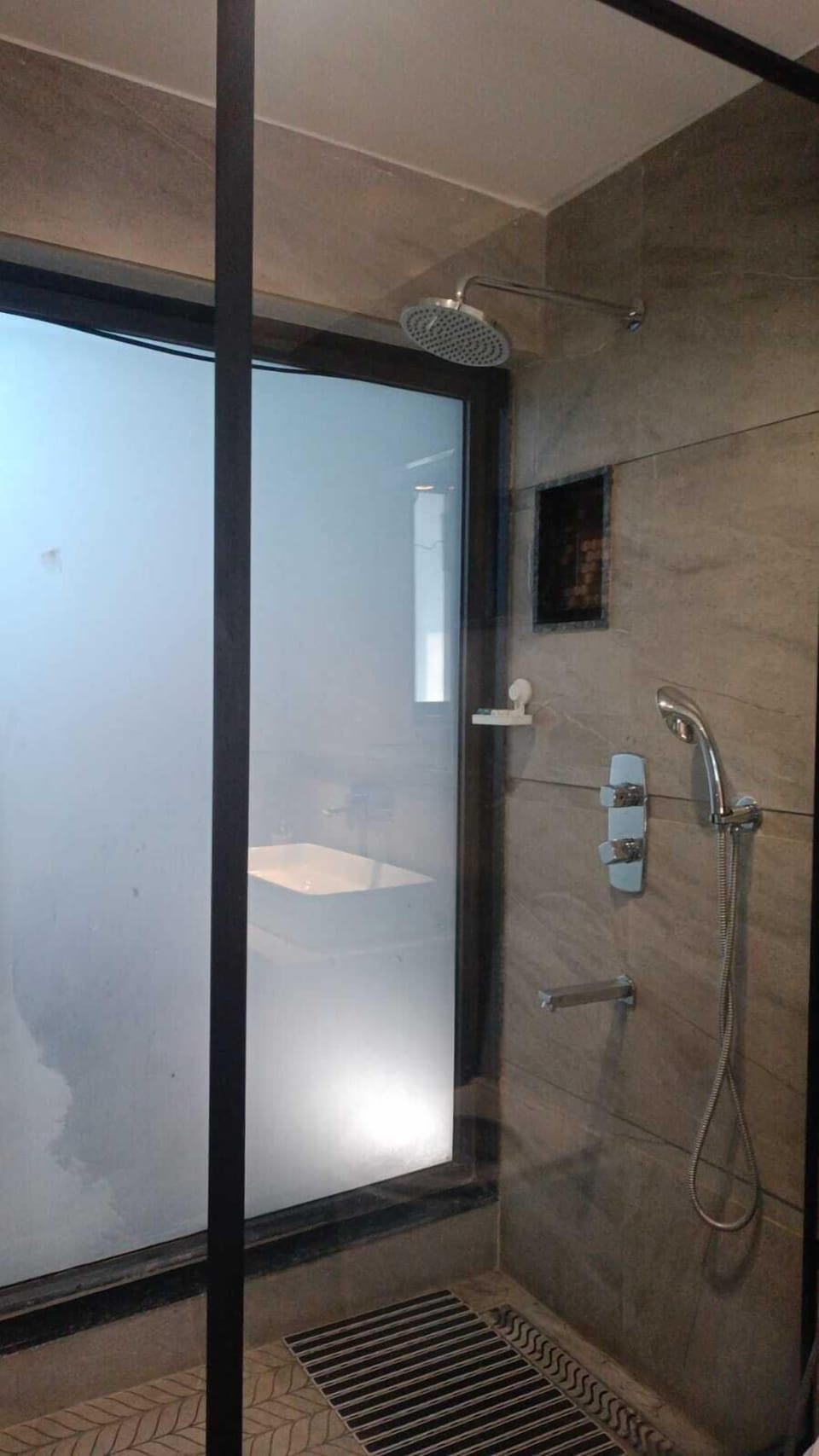 Premium Room | Bathroom | Shower, rainfall showerhead, free toiletries, hair dryer