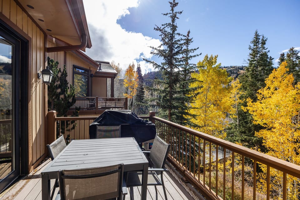 Step outside onto the spacious balcony to enjoy breathtaking mountain views and fresh alpine air. Perfect for morning coffee or evening barbecues, with a dining table and grill for outdoor meals year-round.