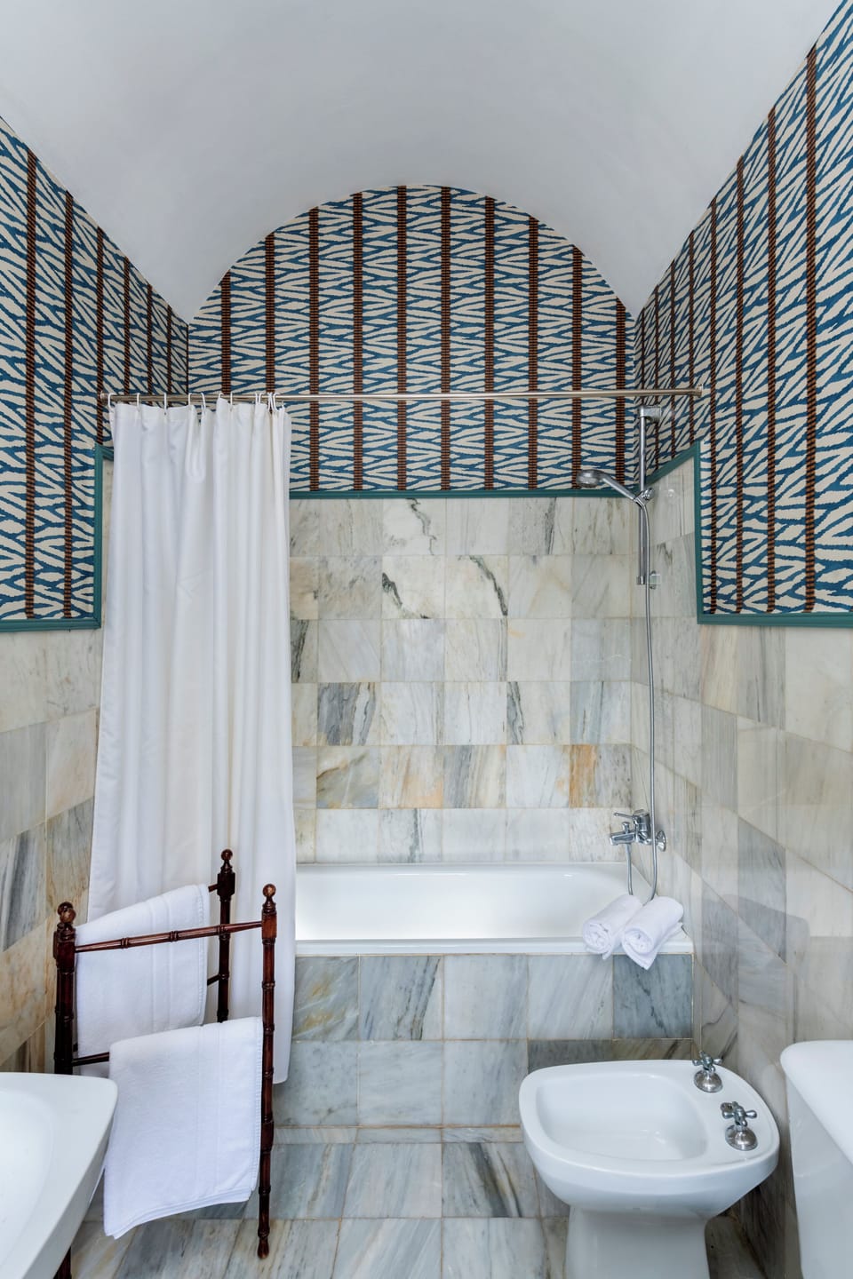 Luxury Room | Bathroom | Combined shower/tub, hair dryer, bidet, towels