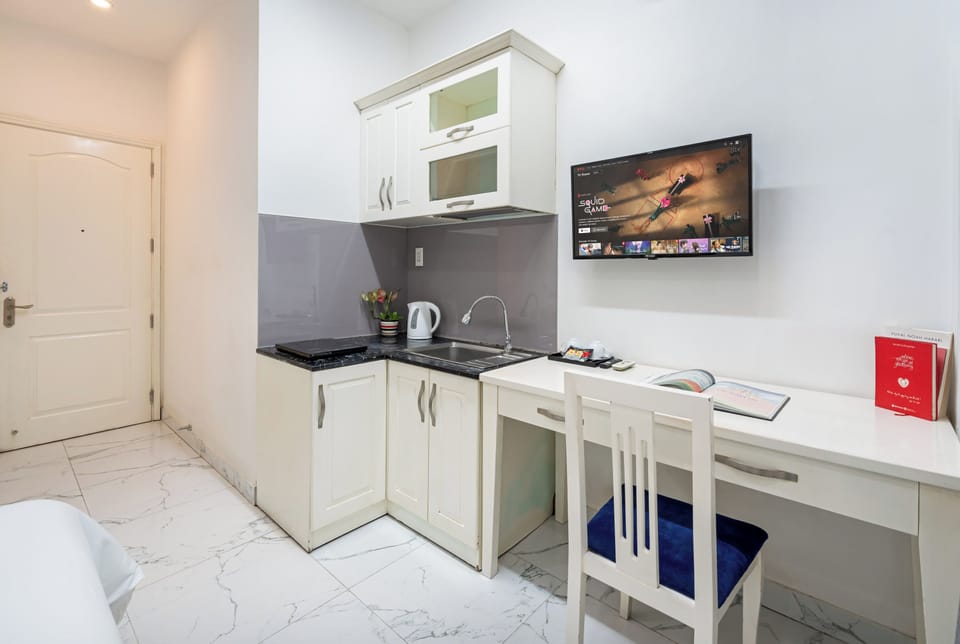 Superior Studio | Private kitchen | Mini-fridge, cleaning supplies, paper towels, dining tables