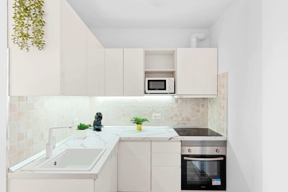 Kitchen with Dishwasher, Washing Machine, Oven, Stovetop, Fridge, Microwave, Electric Kettle and Coffee Machine