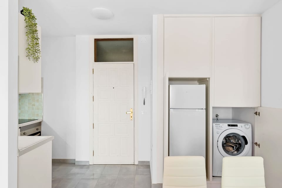 Kitchen with Dishwasher, Washing Machine, Oven, Stovetop, Fridge, Microwave, Electric Kettle and Coffee Machine