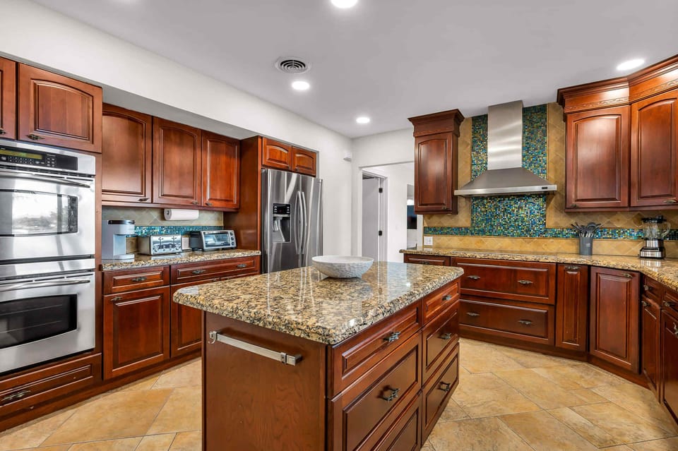 Double oven, serving island and breakfast bar.
