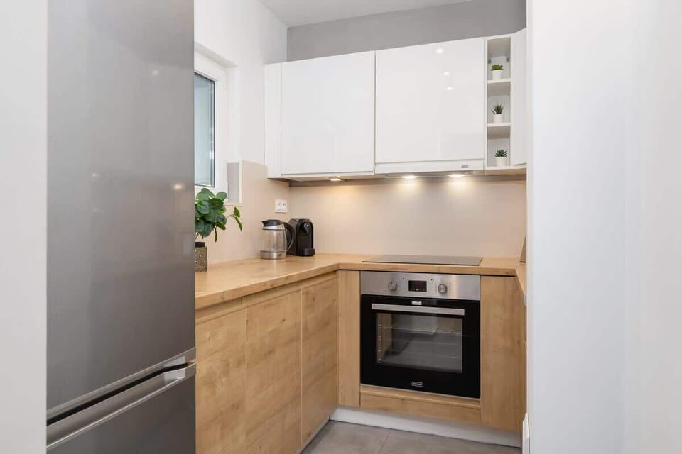Fully equipped kitchen
Kitchen with stove, oven, and fridge.