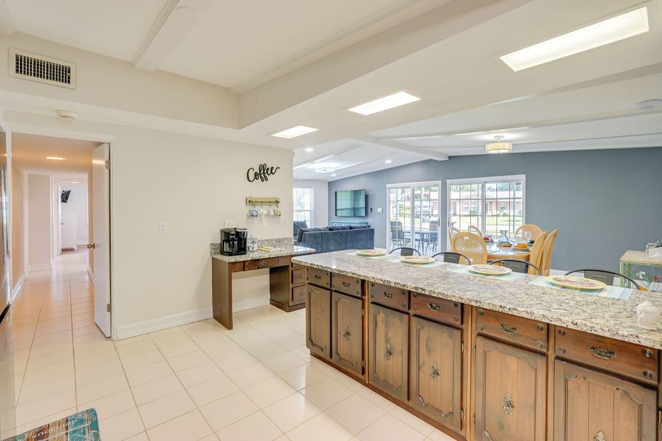 House (5 Bedrooms) | Interior