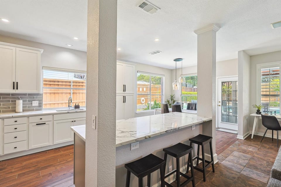 Full of charm and luxury features, this fully equipped chef’s kitchen has everything you need for all your dining needs and more with dual ovens, quartz counters, and an island!