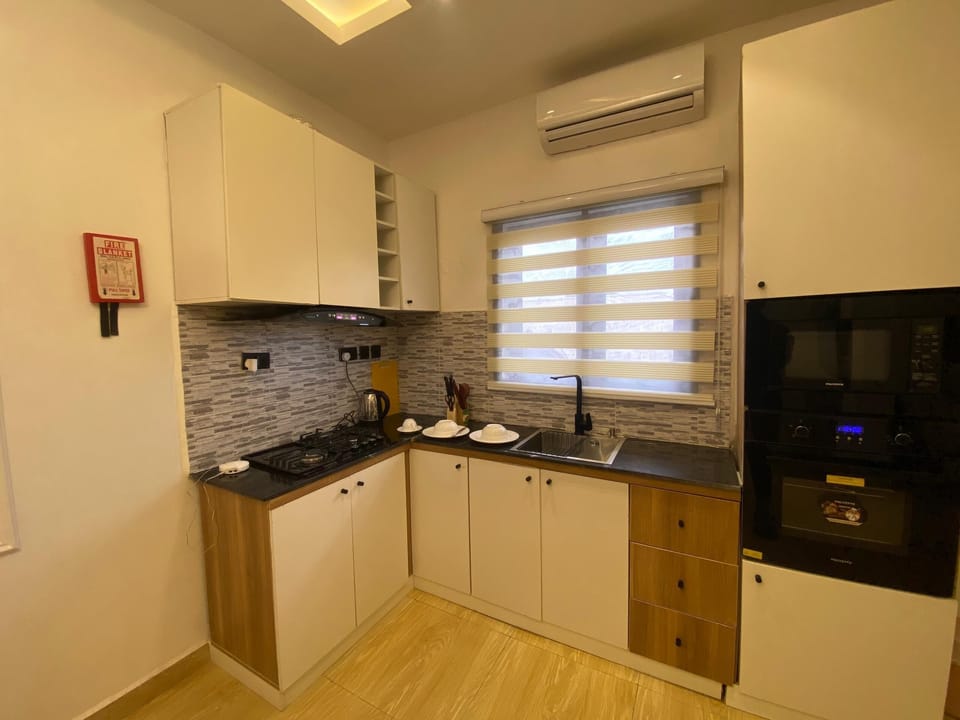 Classic Room, Balcony, City View | Private kitchen | Microwave, oven, stovetop, cookware/dishes/utensils