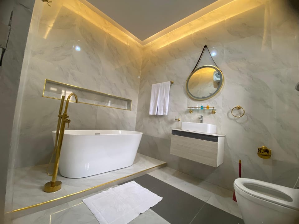 Classic Room, Balcony, City View | Bathroom | Shower, towels, soap, shampoo