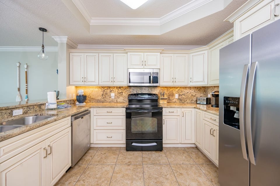Condo, 3 Bedrooms | Private kitchen | Coffee/tea maker, fridge, oven