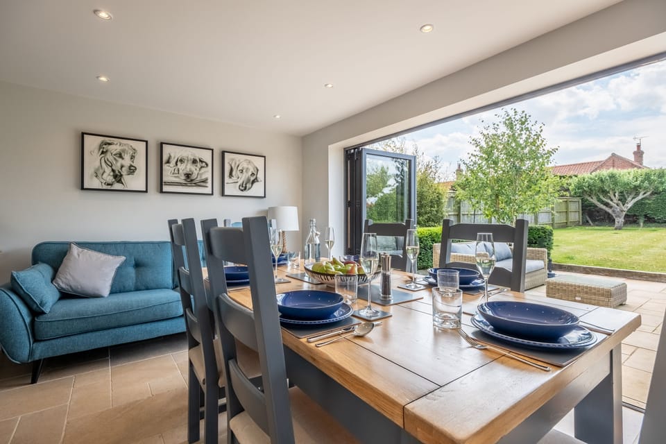 Guardian House, Burnham Market: Bi-fold doors blend the transition between the house and garden