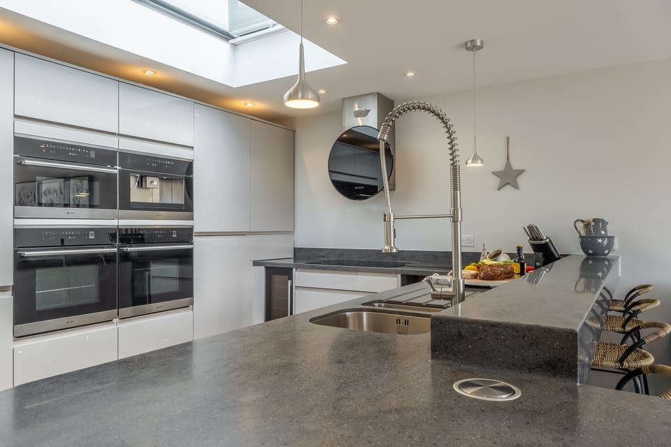 Ground floor: Breakfast bar with sit up stools
