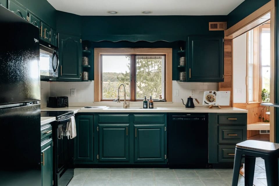 This well-equipped kitchen with modern appliances makes it easy to cook and enjoy your meals in comfort.