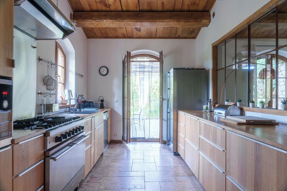 Exclusive House, 4 Bedrooms | Blackout drapes, soundproofing, iron/ironing board (on request)