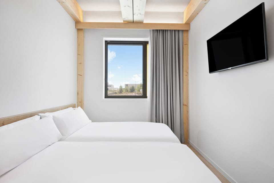 Twin Room | In-room safe, desk, laptop workspace, blackout drapes