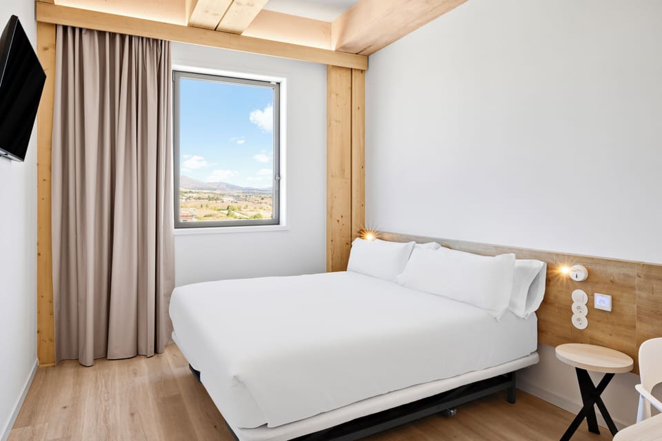 Double Room | In-room safe, desk, laptop workspace, blackout drapes